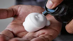 Släng inte ditt gamla rakskum: det kan göra underverk för mattor