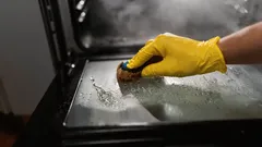 Den här köksprodukten rengör ugnen bättre än dyra medel – glaset blir som nytt